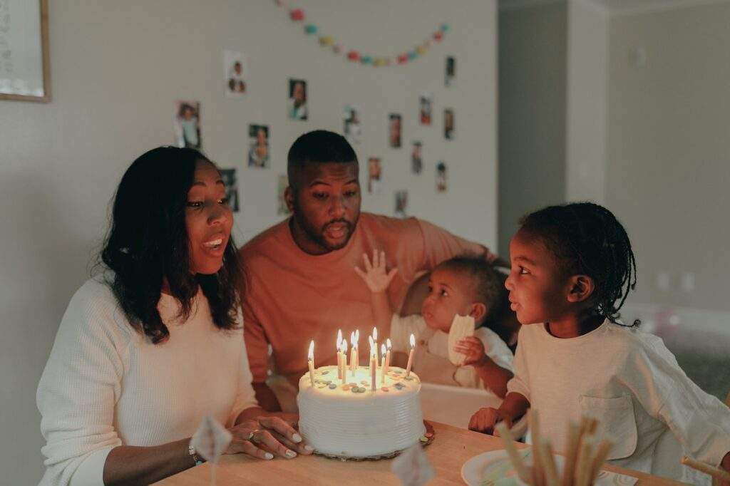 Connect with the Trends and Send Birthday cakes For Father
